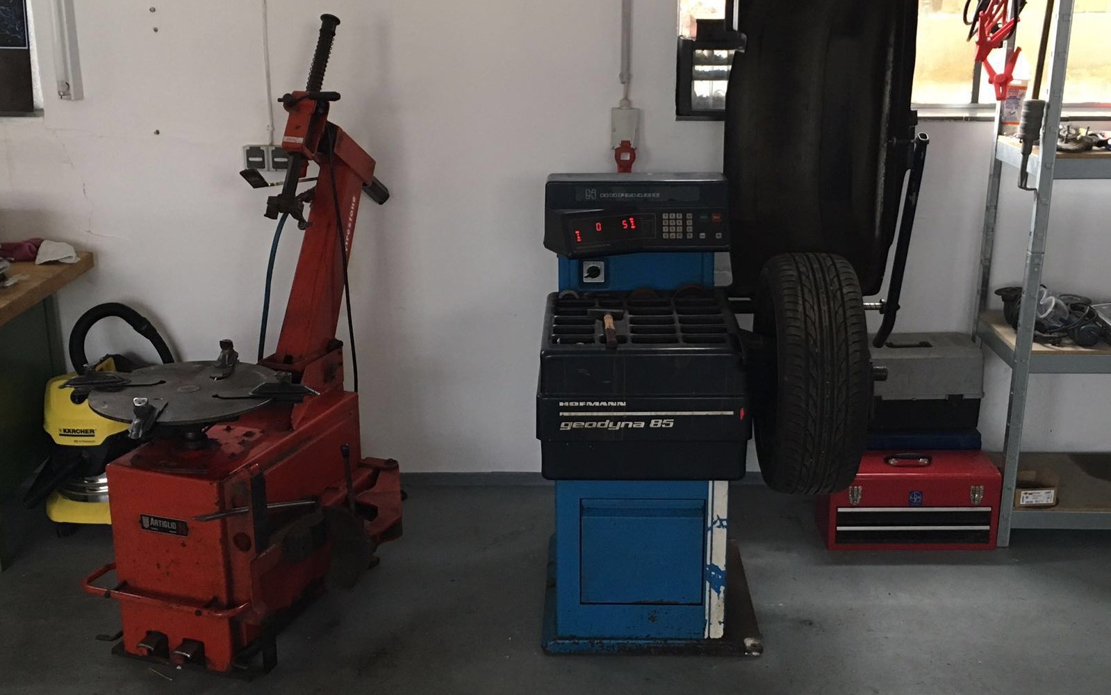 Montier- und Wuchtmaschine